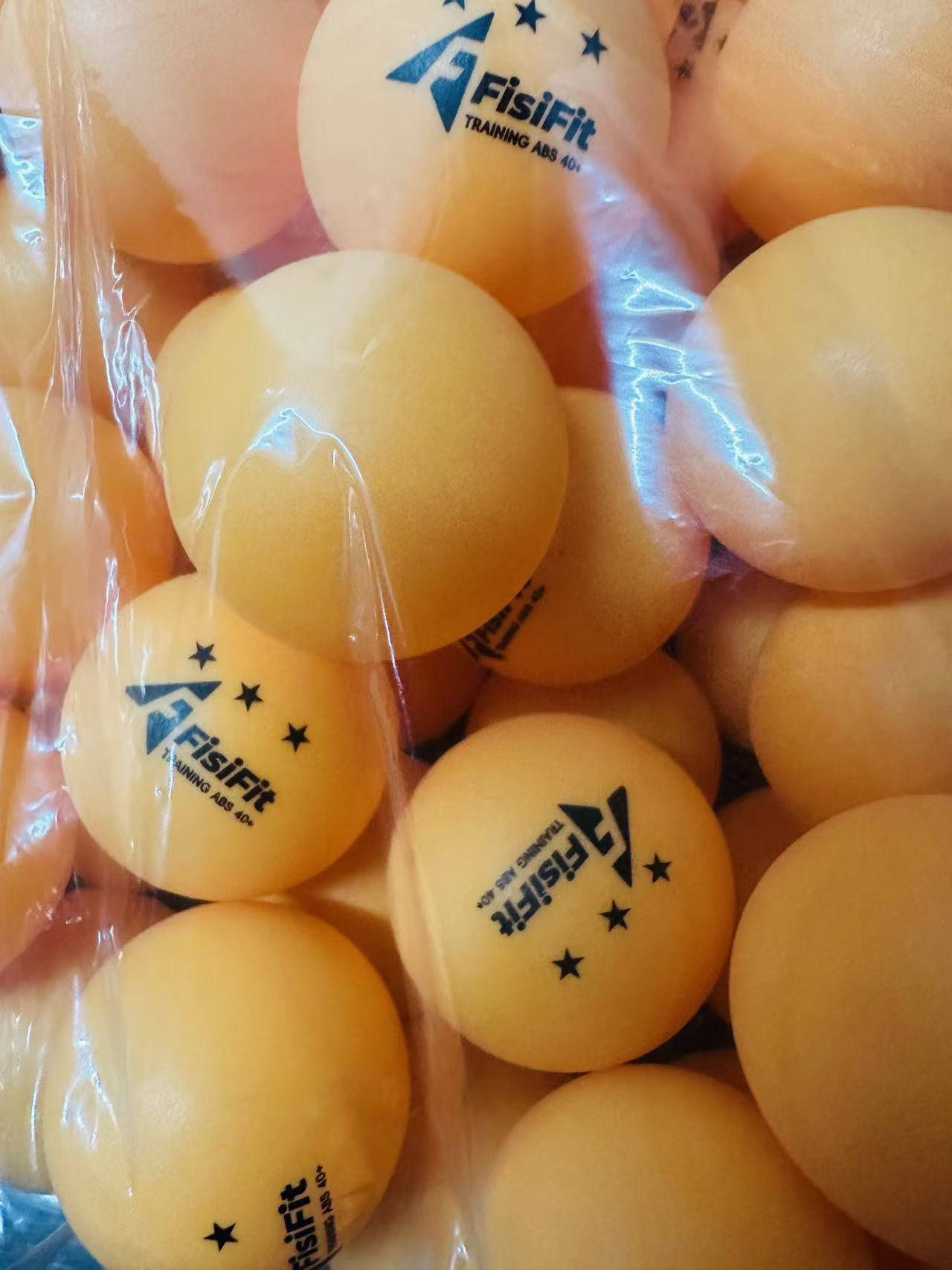 "Pelotas Fisifit ABS 40+ para entrenamiento, disponibles en blanco y naranja."